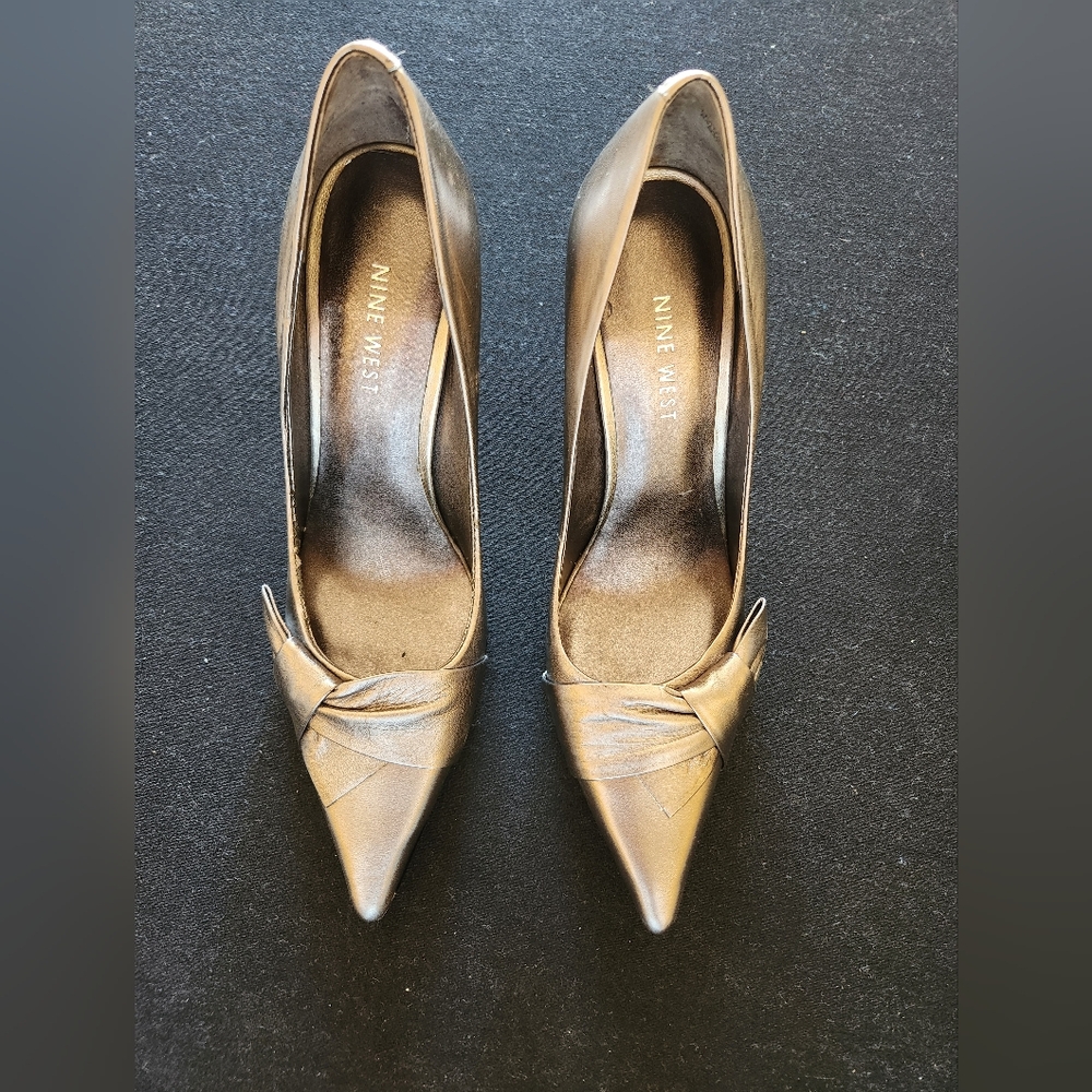 🌸NINE WEST🌸Grey Metallic Pumps with side BOWS!Size 6! NWOT!